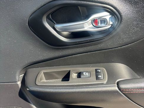 Used 2022 Jeep Cherokee Trailhawk image 14