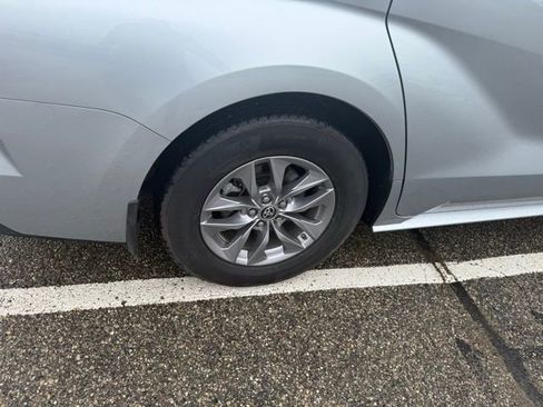 Used 2022 Toyota Sienna XSE image 4