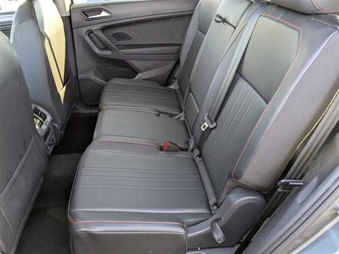 Used 2024 Volkswagen Tiguan SE image 28