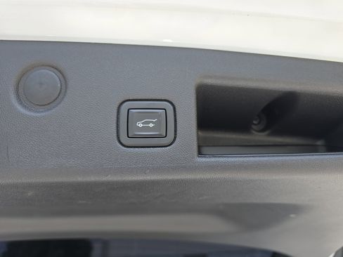 Used 2020 Chevrolet Equinox Premier FWD image 31