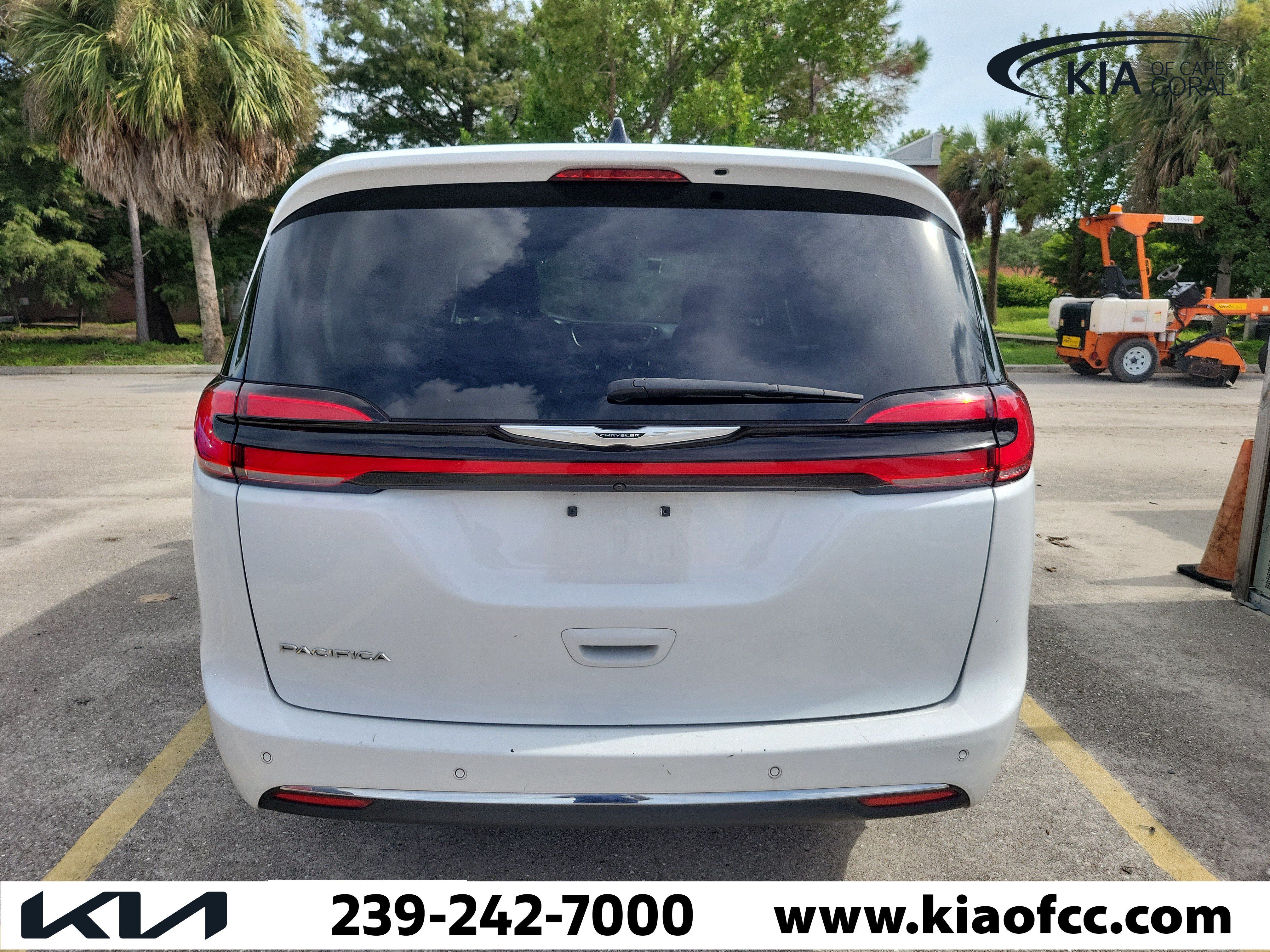 Used 2024 Chrysler Pacifica Touring-L FWD image 6