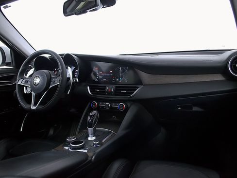 Used 2017 Alfa Romeo Giulia Ti w/ TI 19" Sport Package RWD image 25