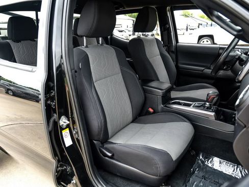Used 2020 Toyota Tacoma TRD Off-Road AWD/4WD image 36