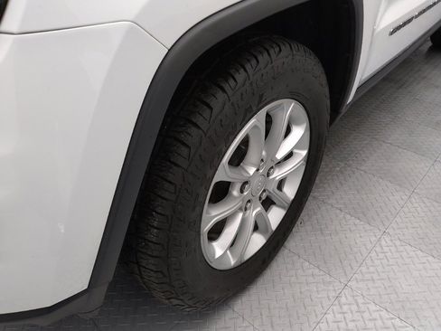Used 2021 Jeep Grand Cherokee Laredo RWD image 31