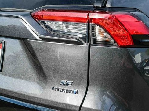 Used 2022 Toyota RAV4 SE image 10