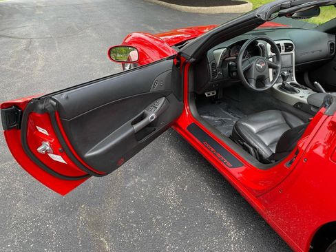 Used 2005 Chevrolet Corvette Convertible w/ Preferred Equipment Group RWD image 18