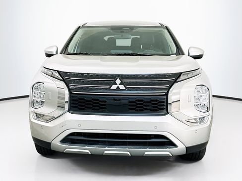 Used 2024 Mitsubishi Outlander SE image 2