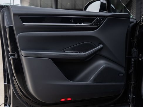 Certified 2025 Porsche Macan Electric RWD image 21