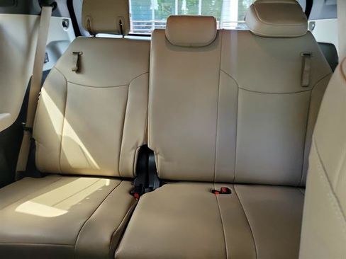 Used 2023 Toyota Sienna Limited FWD image 27