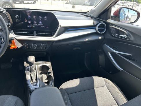 Used 2025 Chevrolet Trax LS w/ LS Convenience Package FWD image 23