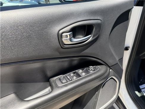 Used 2019 Jeep Compass Latitude FWD image 17