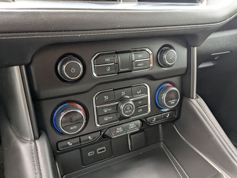 Used 2024 Chevrolet Suburban Z71 w/ Luxury Package image 18