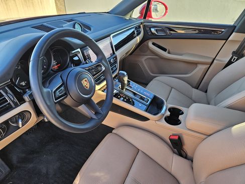 Certified 2025 Porsche Macan image 4