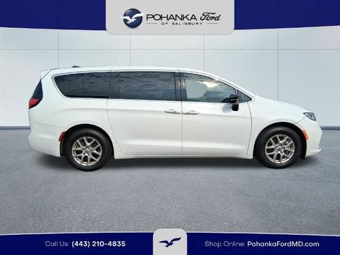 Used 2025 Chrysler Pacifica Select FWD image 4
