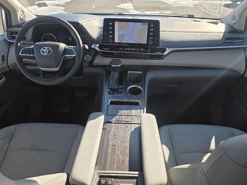 Used 2024 Toyota Sienna Limited image 2