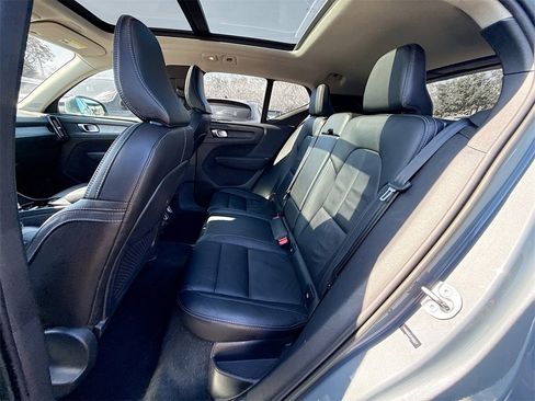 Used 2023 Volvo XC40 B4 Plus image 27