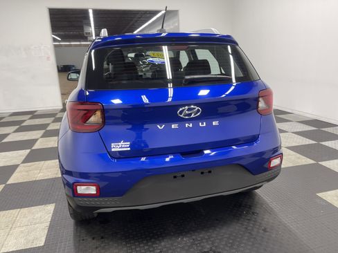Used 2023 Hyundai Venue Limited image 3