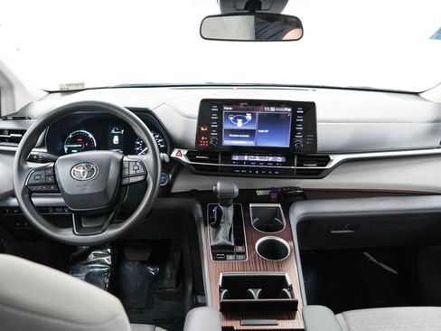 Used 2024 Toyota Sienna LE AWD/4WD image 16