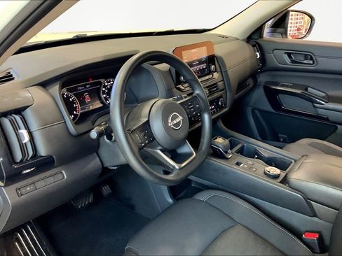 Used 2023 Nissan Pathfinder S image 12