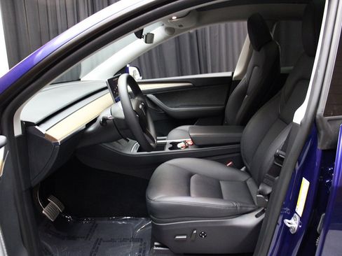 Used 2024 Tesla Model Y Performance image 45