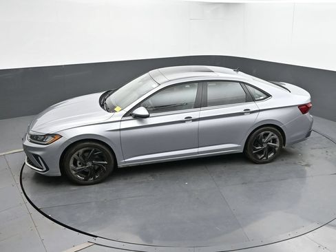Used 2025 Volkswagen Jetta SE FWD image 18