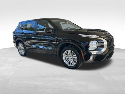 Used 2023 Mitsubishi Outlander ES image 2