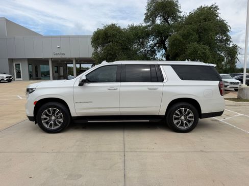 Used 2021 Chevrolet Suburban LT w/ LT Signature Package RWD image 3