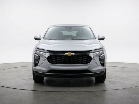 Used 2025 Chevrolet Blazer LT FWD image 2
