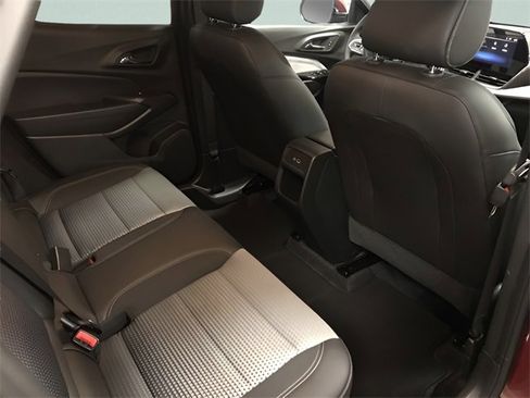 Used 2025 Chevrolet Trax LT w/ LT Convenience Package image 14