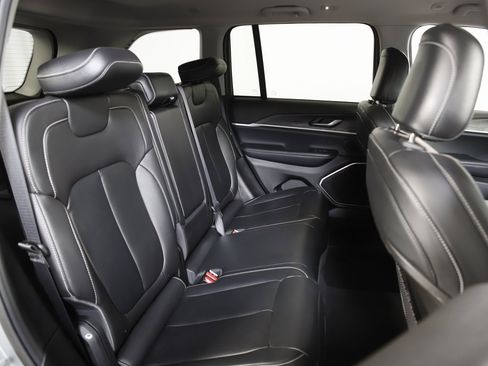 Used 2022 Jeep Grand Cherokee Limited image 10