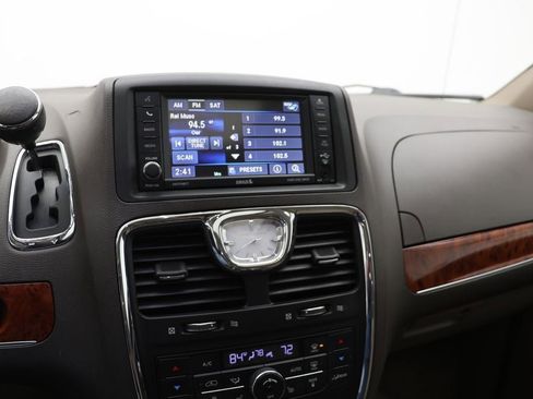 Used 2016 Chrysler Town & Country Limited Platinum image 23