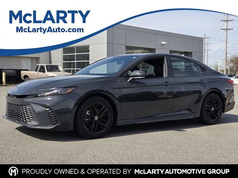 Used 2025 Toyota Camry SE image 1