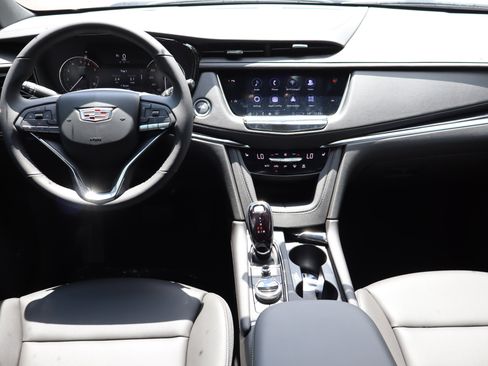 New 2025 Cadillac XT6 Luxury image 12