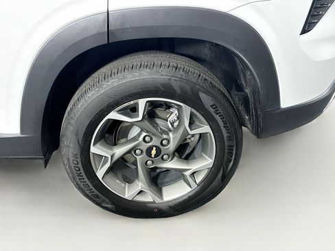 Used 2025 Chevrolet Trax LT w/ LT Convenience Package FWD image 11