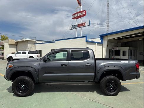 Used 2018 Toyota Tacoma TRD Sport image 10