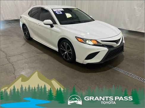 Certified 2019 Toyota Camry SE FWD image 1