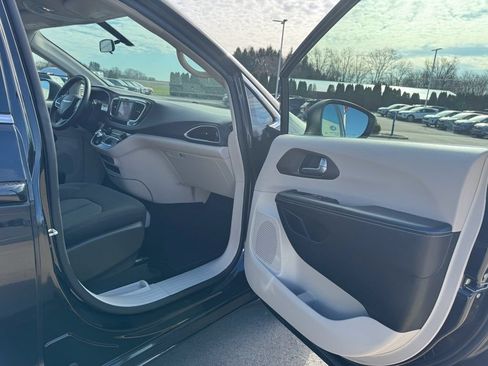 Used 2022 Chrysler Voyager LX FWD image 11