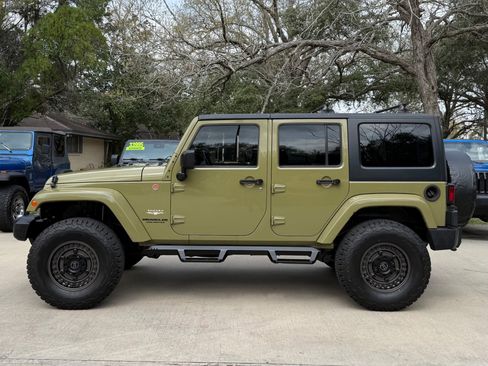 Used 2013 Jeep Wrangler Unlimited Sahara w/ Connectivity Group image 9