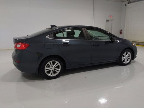 Used 2017 Chevrolet Cruze LT image 10