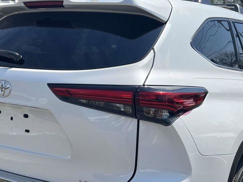 Used 2022 Toyota Highlander LE AWD/4WD image 9