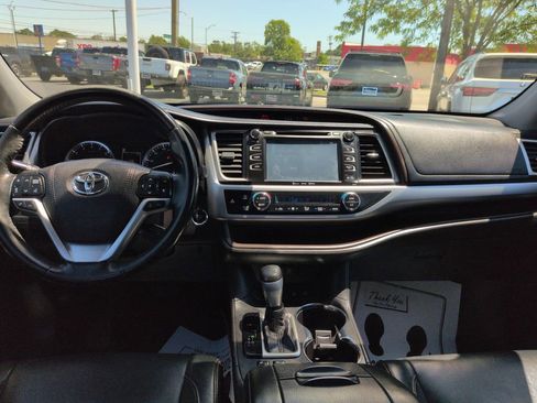 Used 2018 Toyota Highlander XLE AWD/4WD image 12
