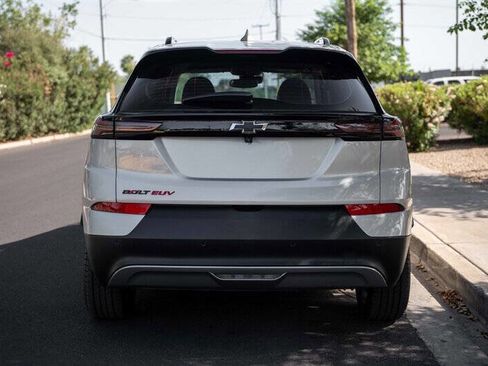 Used 2023 Chevrolet Bolt EUV LT w/ Convenience Package FWD image 4