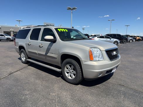 Used 2008 GMC Yukon XL SLT w/ SLT Preferred Equipment Group AWD/4WD image 3