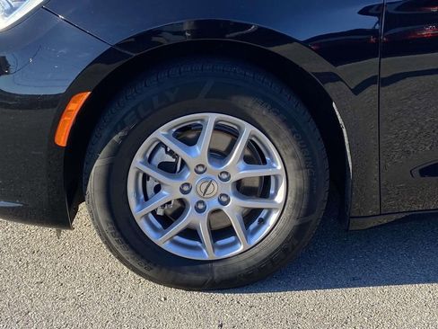 Used 2024 Chrysler Pacifica Touring-L image 7