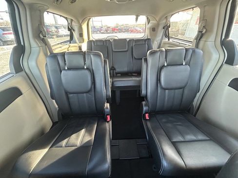 Used 2016 Chrysler Town & Country Touring w/ Driver Convenience Group image 23
