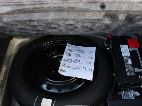 Certified 2019 Chrysler 300 Touring w/ Driver Convenience Group image 9