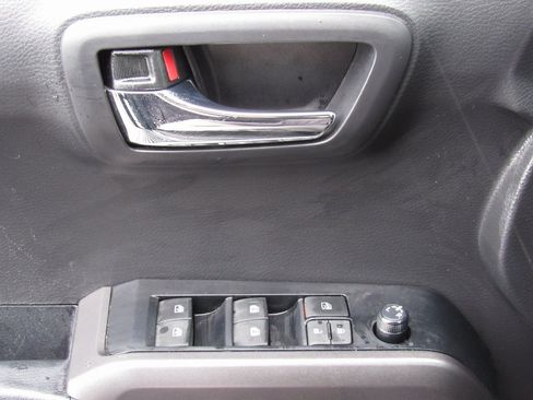 Certified 2023 Toyota Tacoma TRD Off-Road image 33