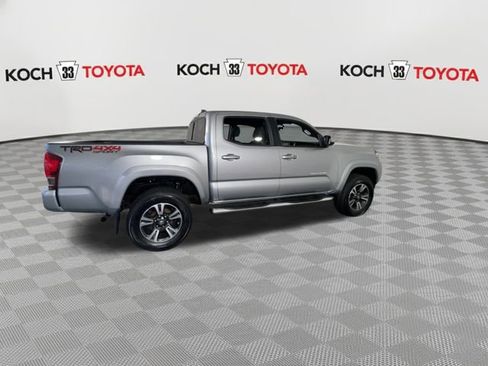 Used 2016 Toyota Tacoma TRD Sport image 7