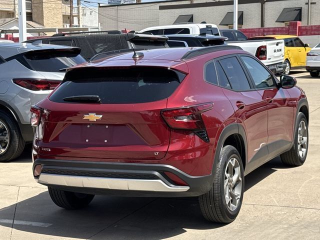 Used 2025 Chevrolet Trax LT FWD image 4