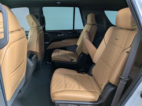 Used 2021 Cadillac Escalade Premium Luxury AWD/4WD image 24